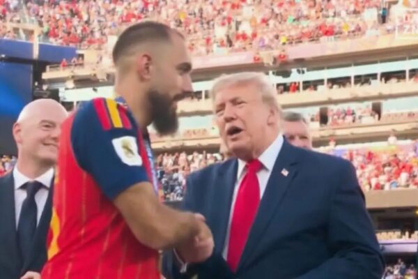 Sulmuesi i Spanjës, çfarë injorimi ndaj Donald Trump! Ia dha dorën te ceremonia e medaljeve, por pa e parë fare në sy (video)