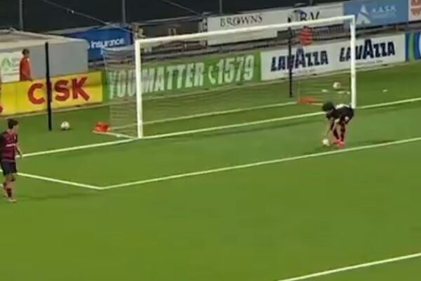 Futbollisti e kap topin me dor, ndeshja e Conference League ngjall dyshime për kurdisje, publikohen pamjet