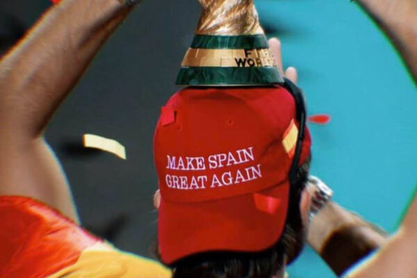 Festoi me kapelen “Make Spain Great Again”, Donald Trump përgëzon publikisht Ferran Torres