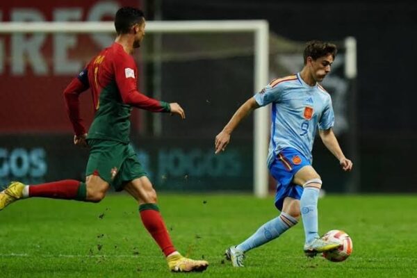 Gavi i del në mbrojtje Cristiano Ronaldos dhe ka një përgjigje për ata që kritikojnë portugezin