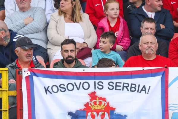 Klubi irlandez reagon për flamurin anti-Kosovë: Veprim nga një individ që nuk është tifoz i klubit