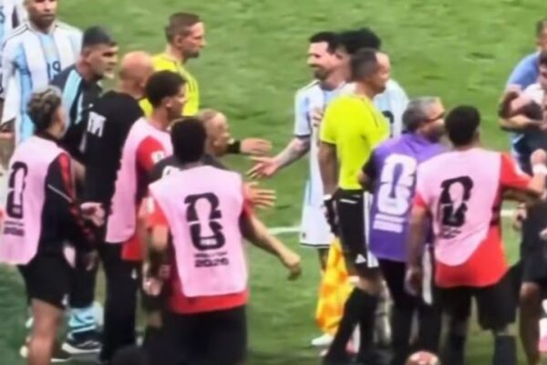 Çfarë nuk u pa në ekran! Messi shkon t’i ngushëllojë për humbjen, zv.trajneri i Egjiptit i kthehet me të shara (Video)