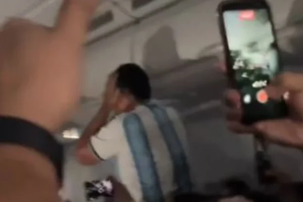 Shakaja gjeniale e pilotit spanjoll, në mijra metra lartësi i jep lajmin ekuipazhit argjentinas se ishin shapllur kampion bote, por …(Video)