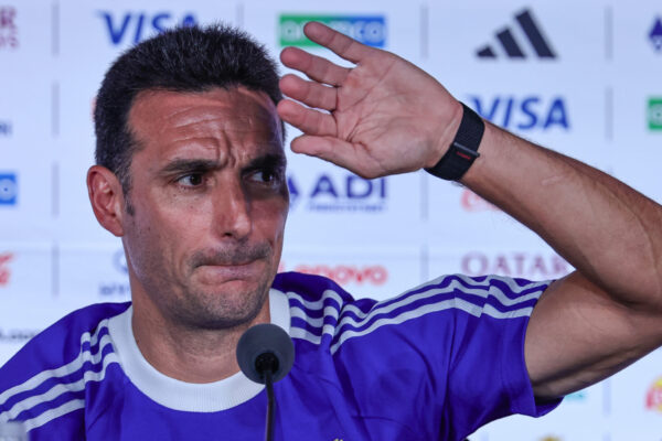 Scaloni e sheh si “luftë” ndaj Anglisë, por brenda fushës: “Nuk jam këtu për t’i hedhur benzinë zjarrit”