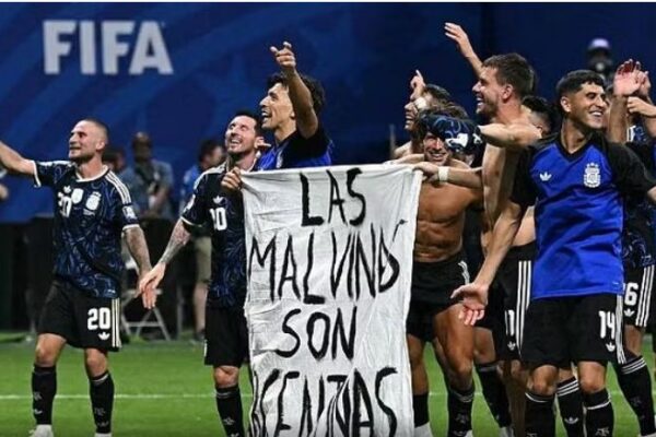 Banderola ‘Malvinas’, Messi dhe shokët e tij nuk tërhiqen: Diego do të jetë i lumtur