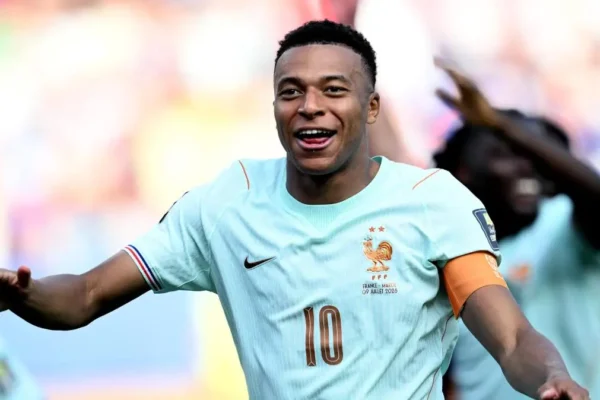 Eto’o “kurorëzon” Mbappe: Është fenomen, çfarë duhet të provojë akoma? Të gjithë e kanë frikë