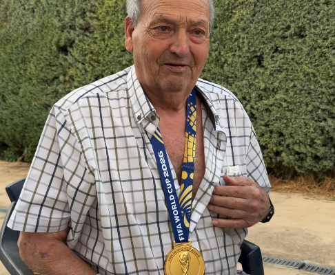 Premtimi që preku botën: Pedro Porro ia dhuron medaljen e kampionit të botës gjyshit të tij