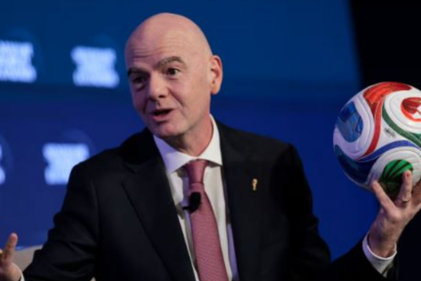 Presidenti i FIFA-s sqaron bisedën me Trumpin për kartonin e kuq të Balogun