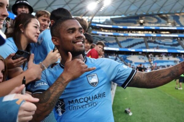 E mbani mend Douglas Costa? Braziliani largohet nga Chievo në Serie D dhe bashkohet me Balotellin