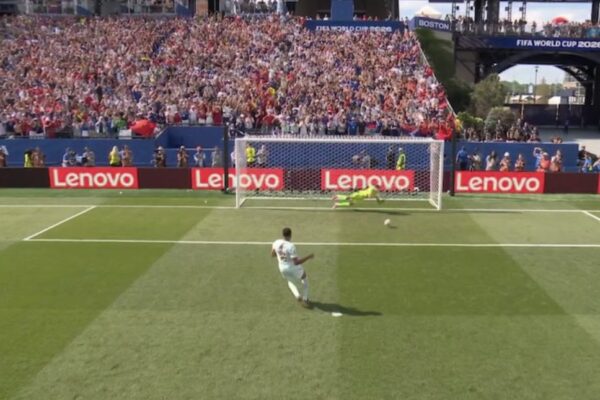 E  PABESUESHME! Mbappe “kopjon” Messin dhe humbet penalltinë (video)