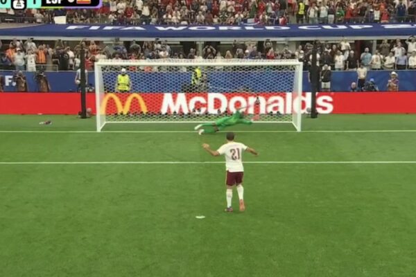 Gafë e pafalshme e Lucas Digne, Spanja kalon e para në avantazh (video)