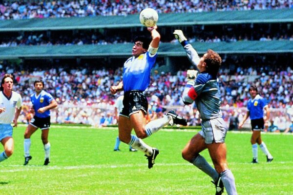 Shilton, 40 vite pas “Dorës së Zotit”: “Edhe goli tjetër i Maradonës ishte i parregullt”