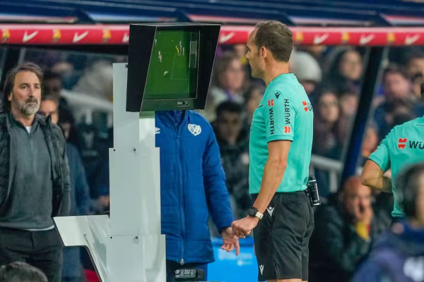 Serie A revolucionon përdorimin e VAR-it, ndryshime të rëndësishme në rregullat e arbitrimit për sezonin e ri
