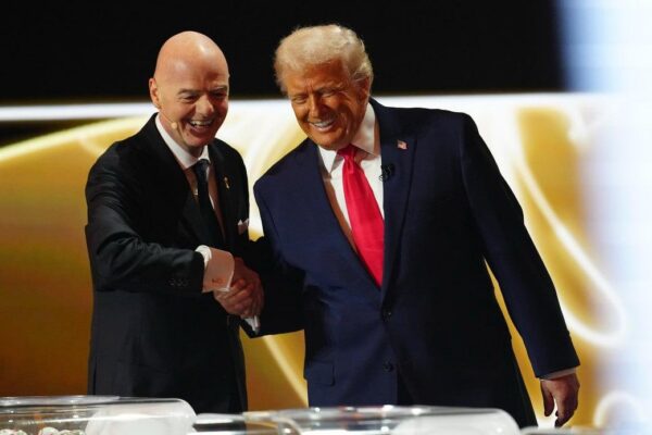 Infantino dhe Trump japin spektakël në “Trump Tower”: FIFA burim gëzimi për globin? E tillë deri në momentin që skuadra e tij nuk humb!