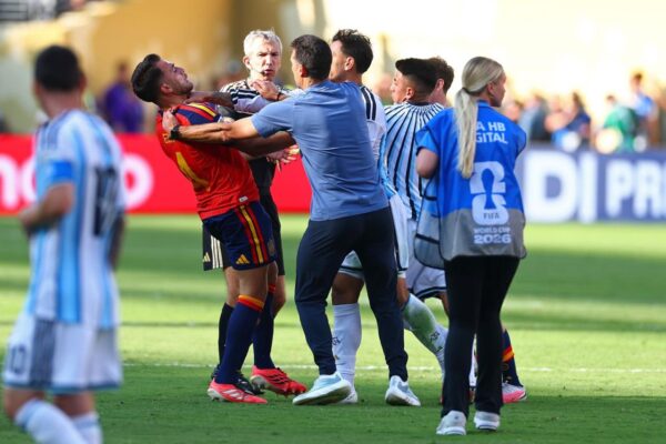 FIFA mbyll çështjen “Paredes” dhe i heq kartonin e kuq lojtarit