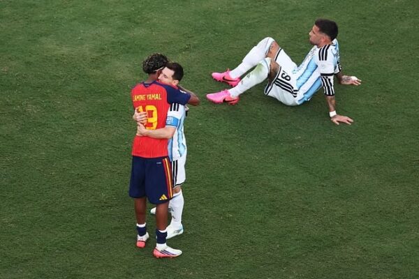 Messi–Yamal, përqafimi pas finales së Botërorit vlen më shumë se një mijë fjalë