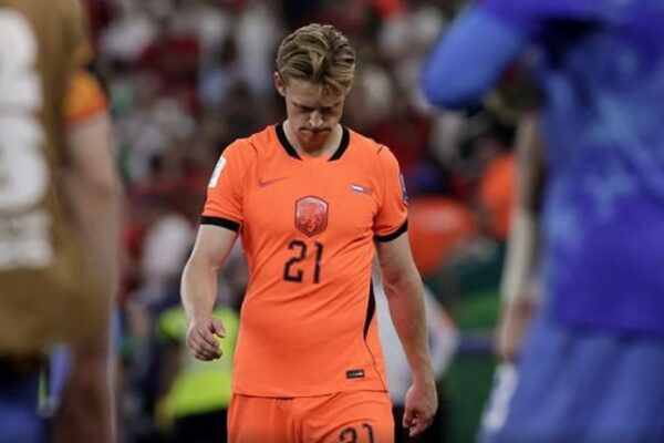 Barça tërbohet me Holandën, De Jong u rikthye i dëmtuar