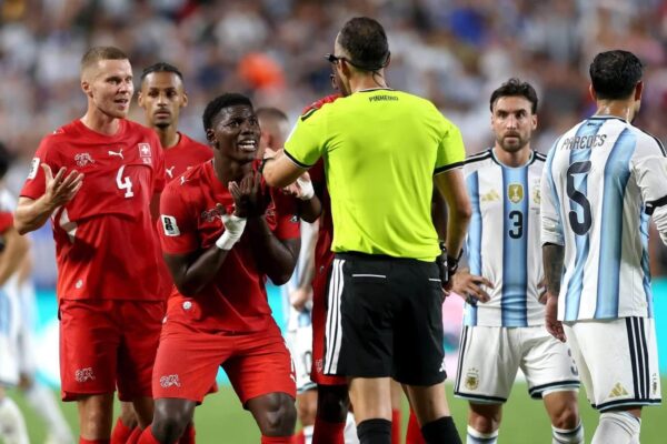 Polemikat për arbitrat dhe Argjentinën, i kuqi i Embolo nuk parashikohet në rregullore