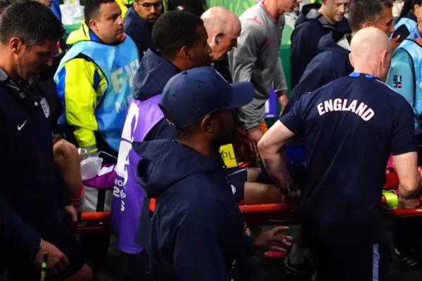 Dramë pas fitores ndaj Meksikës, futbollisti anglez rrëzohet gjatë festës dhe dërgohet me urgjencë në spital