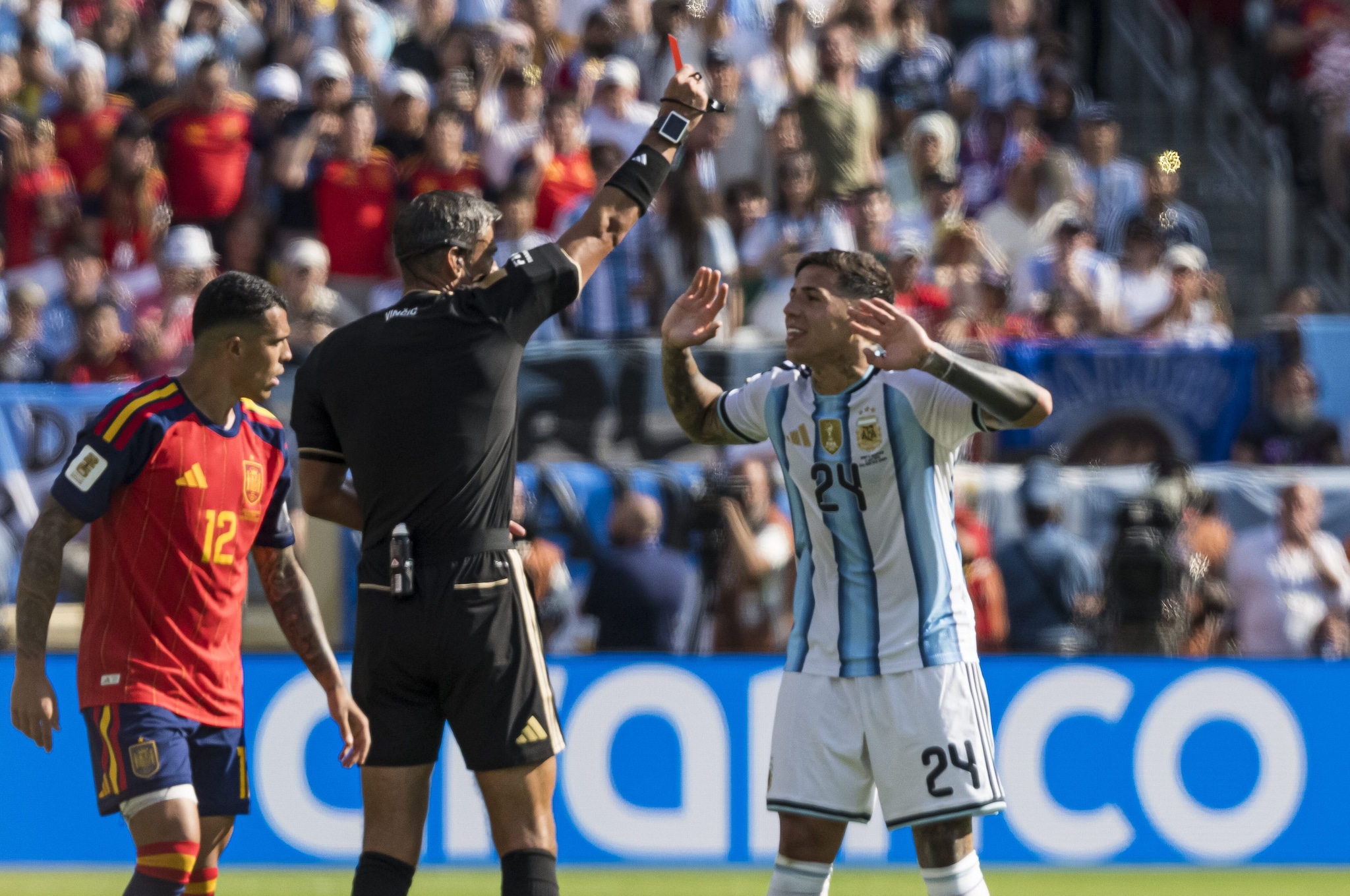 Il momento dell'espulsione di Enzo Fernandez durante la finale dei Mondiali tra Spagna e Argentina