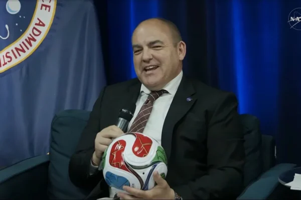 NASA: Nëse Amerika fiton Kupën e Botës, do të dërgojmë një top futbolli në hënë