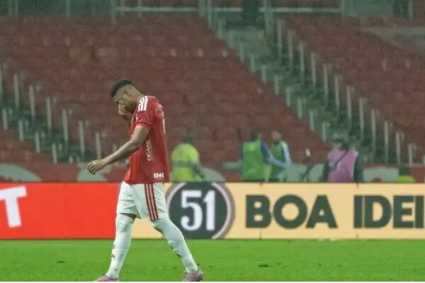 Brazil/ I thyen këmbën kundërtshtarit, gjykata e skualifikon deri në rikuperimin e tij