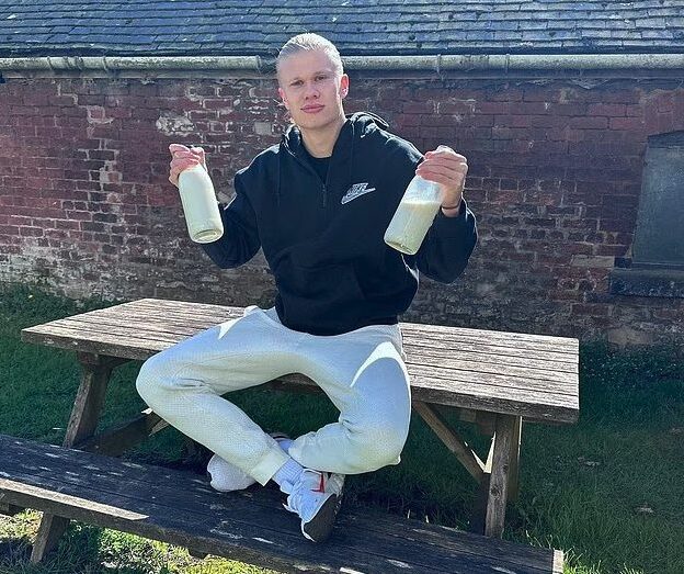 Il latte crudo &egrave; uno degli alimenti importanti nella dieta dell'attaccante del Manchester City.