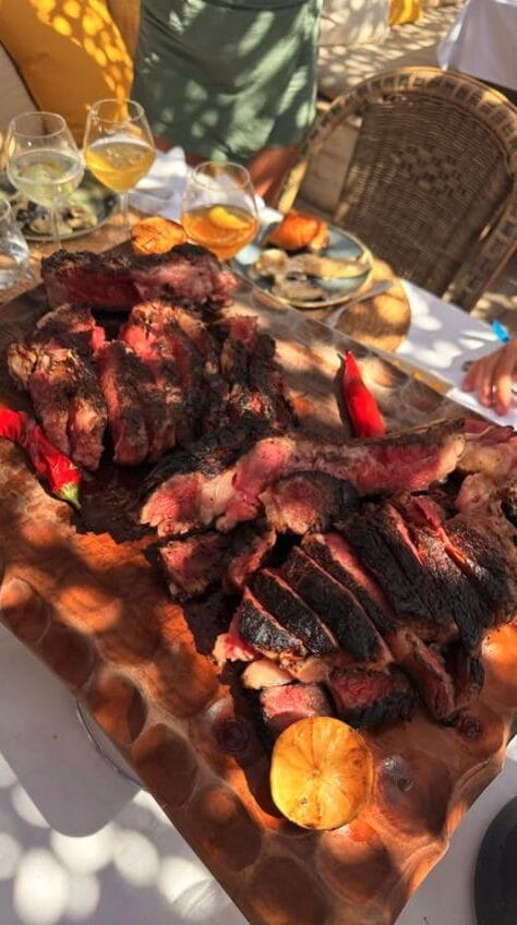 Una delle immagini dei tagli di carne condivisi dalla fidanzata del calciatore.