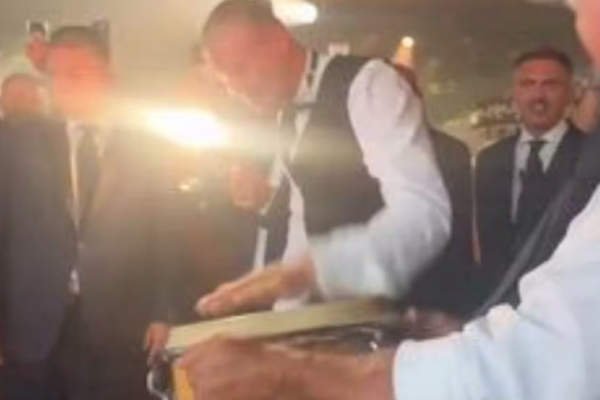 Haaland “çmend” dasmën e Donnarumma-s, festa kthehet në spektakël me ritualin viral të Botërorit (Video)