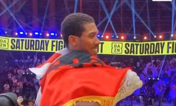 Anthony Joshua mbështillet me flamurin shqiptar pas fitores ndaj Prengës
