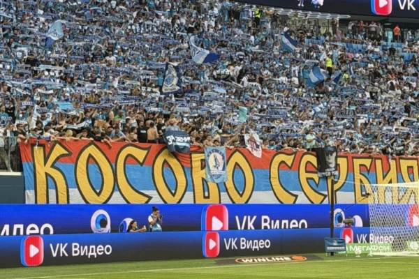 Skandaloze: Tifozët e Zenitit shfaqin banerin “Kosova është Serbi”