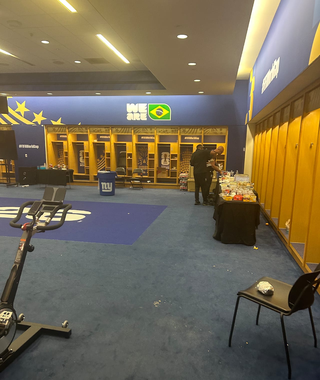 BILD in der Brasilien-Kabine des WM-Stadions in New Jersey nach dem Achtelfinal-Aus gegen Norwegen. Rechts steht ein gro&szlig;es Buffet f&uuml;r die Spieler, links ein Spinning-Bike
