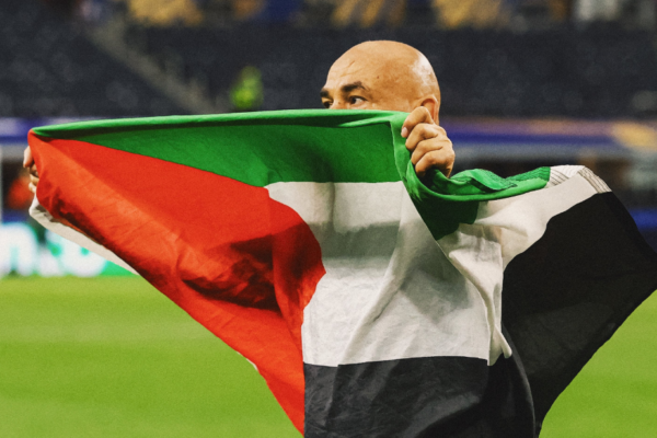 Trajneri i Egjiptit shfaqet me flamurin e Palestinës pas fitores me Australinë