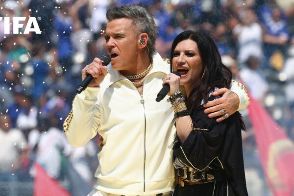 Ceremonia e mbylljes: Laura Pausini në finalen e madhe me Robbie Williams