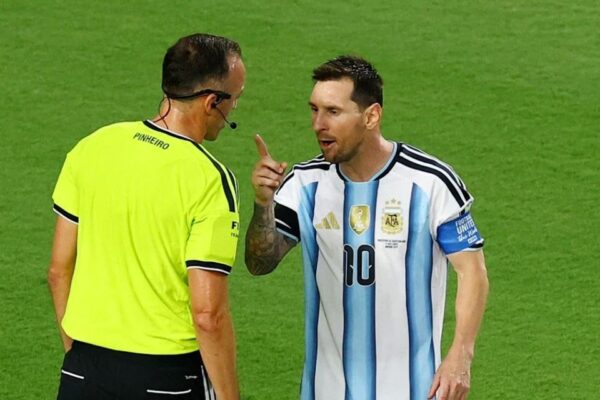 Skena që bëri bujë në ndeshjen Argjentinë – Zvicër, Messi u përplas me gjyqtarin pas vendimit ndaj Embolos