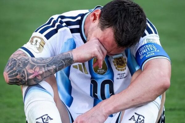 “Dhimbja është e madhe…”, Messi reagon për herë të parë pas humbjes në finale me një mesazh tejet domethënës