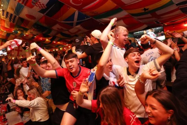 Angli-Meksikë sjell përjashtimin e madh, Anglia mban hapur pub-et deri në orën 05:00 të mëngjesit