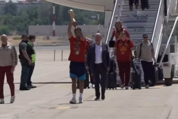 Kombëtarja e Spanjës arrin në Madrid, pritet festë e madhe sonte