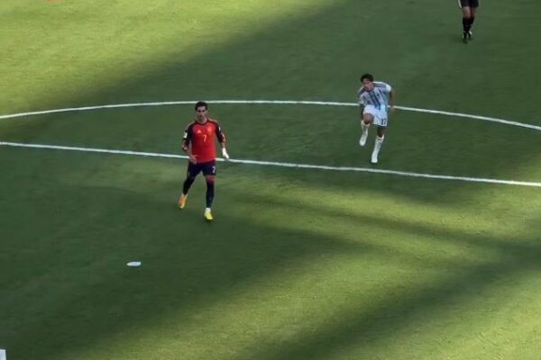 Çfarë po bënte Simeone në momentin kur Ferran Torres priste topin për ta çuar në rrjetë?