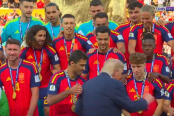 Çfarë sikleti në ceremoninë e trofeut, Trump tenton të jetë në foto…Rodri e largon (Video)