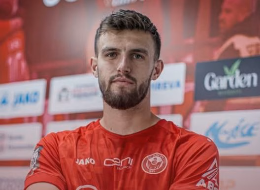 Futbollisti që u prezantua nga dy klube sqaron se ku do të aktivizohet në edicionin e ri