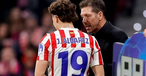 Diego Simeone i mbyll derën Barcelonës për Julian Alvarezin: “Do të qëndrojë te Atletico”