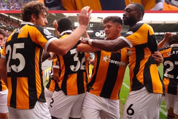 Manchester United e fillon me humbje edicionin e ri në Premireligë, pëson nga Hull City