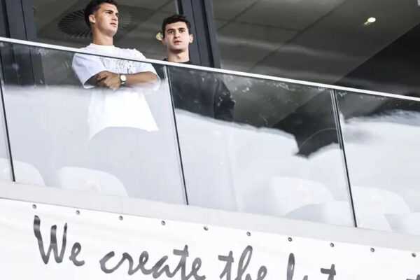 Lojtari i Barcelonës shkon në stadium për të ndjekur nga afër klubin e ri, turpërohet 4-0 para syve të tij