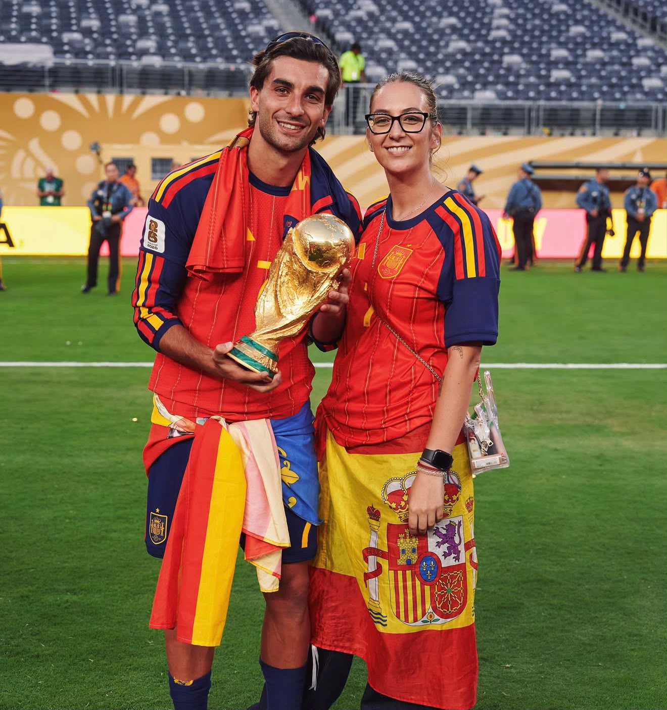 Ferran junto a su hermana con la Senyera a la cintura.