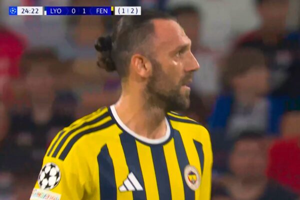 Çfarë super lojtari është Vedat Muriqi –  shënon gol për Fenerbahcen ndaj Lyonit në playoff të Ligës së Kampionëve