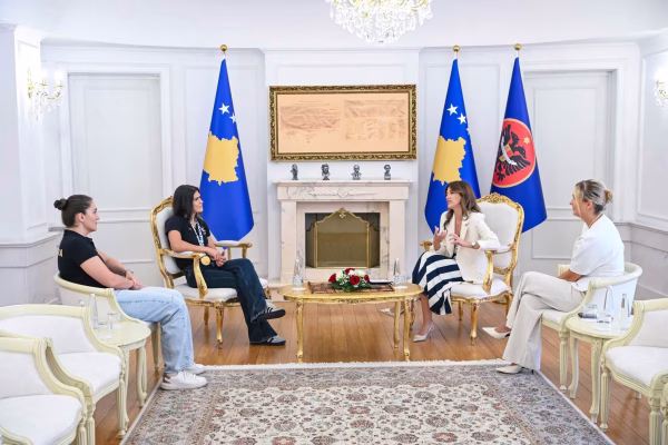 Albulena Haxhiu e dekoron me Medaljen Presidenciale të Meritave boksieren Donjeta Sadiku