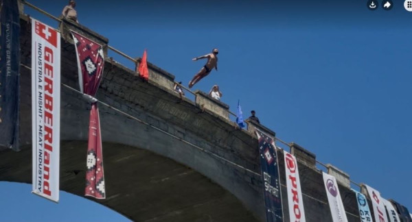 ​Kërcimet nga “Ura e Fshajt” në Gjakovë, traditë 78 vjeçare përherë me adrenalinë të lartë