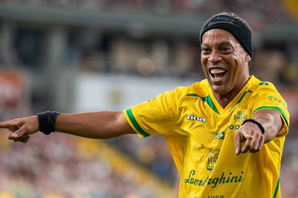 Ronaldinho flet për verën, alkoolin dhe përgjegjësinë e futbollistëve