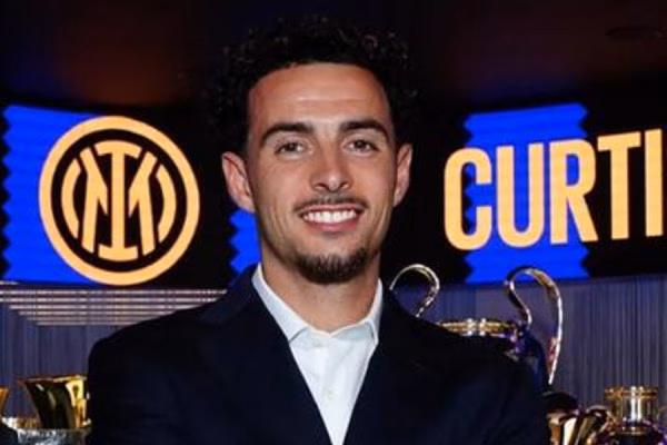 Curtis Jones zyrtarisht lojtar i Interit